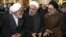 حسن روحانی در میان محمد خاتمی (راست) رئیس‌جمهور پیشین و علی‌اکبر ناطق‌نوری (چپ) رئیس پیشین مجلس