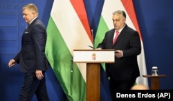 Глава правительства Словакии Роберт Фицо (слева) и премьер-министр Венгрии Виктор Орбан. Будапешт, 16 января 2024 года