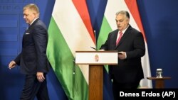 Голова уряду Словаччини Роберт Фіцо (ліворуч) і прем’єр-міністр Угорщина Віктор Орбан під час спільної пресконференції у Будапешті. Угорщина, 16 січня 2024 року