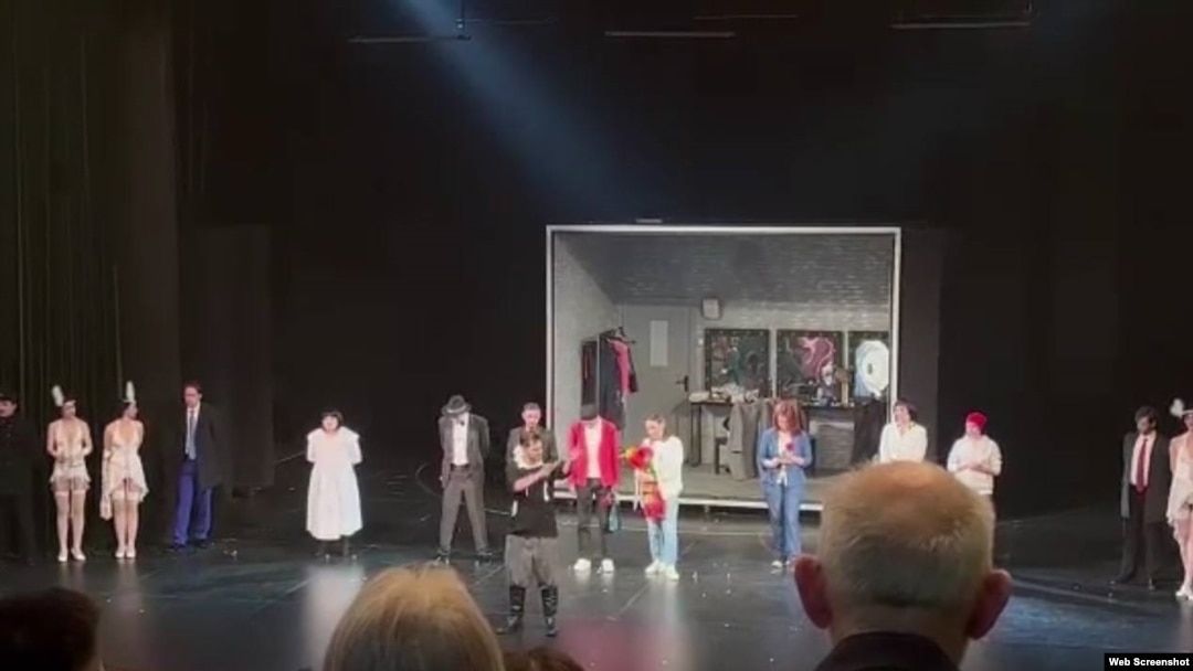 Artur Shuvalov slashes his wrist on stage at the Russian Drama Theater in Ulan-Ude on March 29.
