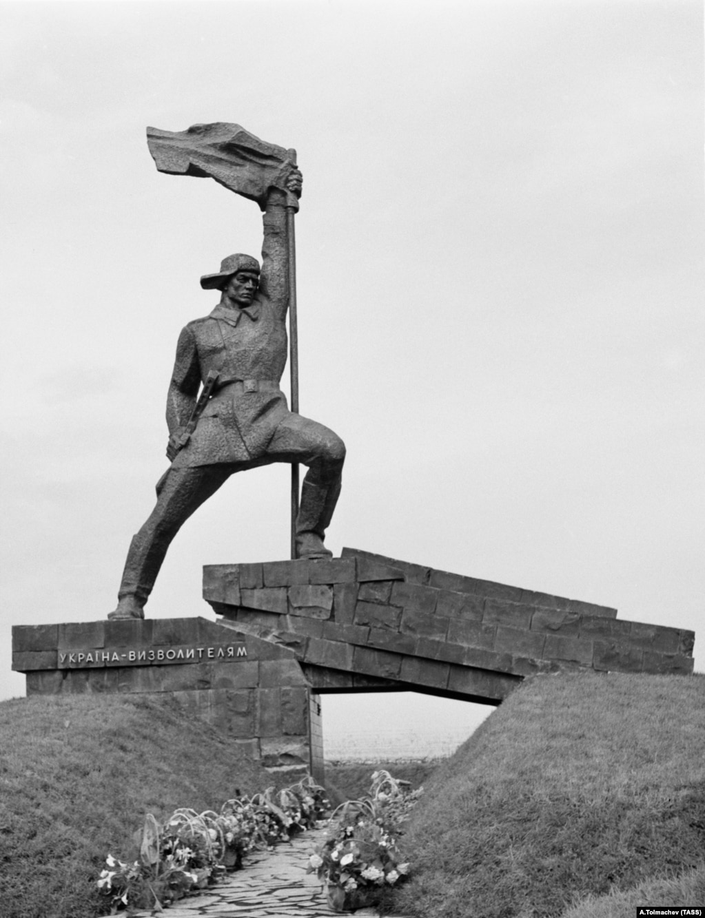 Një monument i epokës sovjetike &quot;Ukraina-Çlirimtarët&quot; në Uzhhorod, në Ukrainën perëndimore, ishte i ngritur në kufirin me Sllovakinë. Monumenti u rrëzua në nëntor të vitit 2022.
