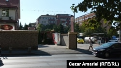 Doar un gard desparte stația GPL de pe Valea Oltului (București) de pensiunea - restaurant din imediata vecinătate.