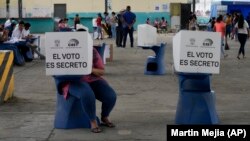 Glasanje u Gvajakuli, Ekvador, u nedelju, 20. avgusta