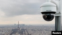 Pogled na Pariz gdje se vidi nadzorna kamera dok francuska policija testira umjetnu inteligenciju u pomaganju kod video nadzora, mart 2024. 