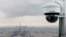 Pogled na Pariz gdje se vidi nadzorna kamera dok francuska policija testira umjetnu inteligenciju u pomaganju kod video nadzora, mart 2024. 