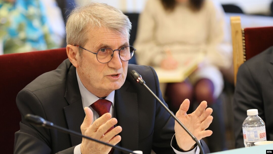 Христо Хинков беше критикуван и от представители на правителството заради решението му да уволни директора на "Пирогов"