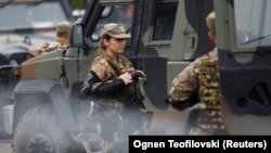 Pjesëtarë italianë të KFOR-it në Kosovë. Italia ka numrin më të madh të ushtarëve në misionin e NATO-s - mbi 900.