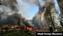 Пожежа в 12-поверховому житловому будинку у Харкові, в який влучив російський КАБ. Горять також припарковані автівки, 30 серпня 2024 року