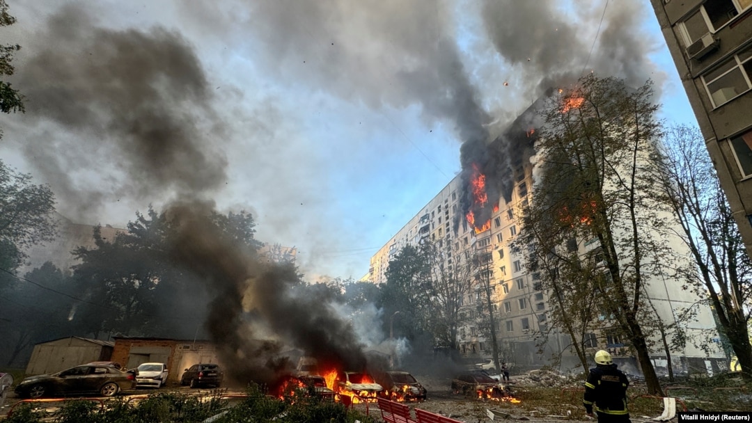 Atacul rusesc a lovit un bloc de locuințe cu 12 etaje din cartierul Industrialnîi al orașului Harkov, provocând un incendiu și apoi prăbușirea blocului.