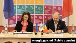 Potrivit ministrului Energiei, Victor Parlicov, rețeaua Republicii Moldova ar trebui să fie integrată în piața energetică a Uniunii Europene din anul 2029. Imagine de la semnarea acordului de împrumut între BERD și R. Moldova.
