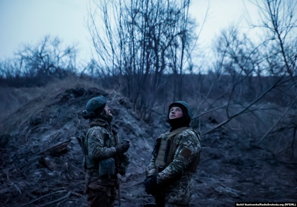 Trupat ukrainase duke shikuar drejt qiellit për dronët e armikut në një pozicion afër Bahmutit më 6 mars 2024.