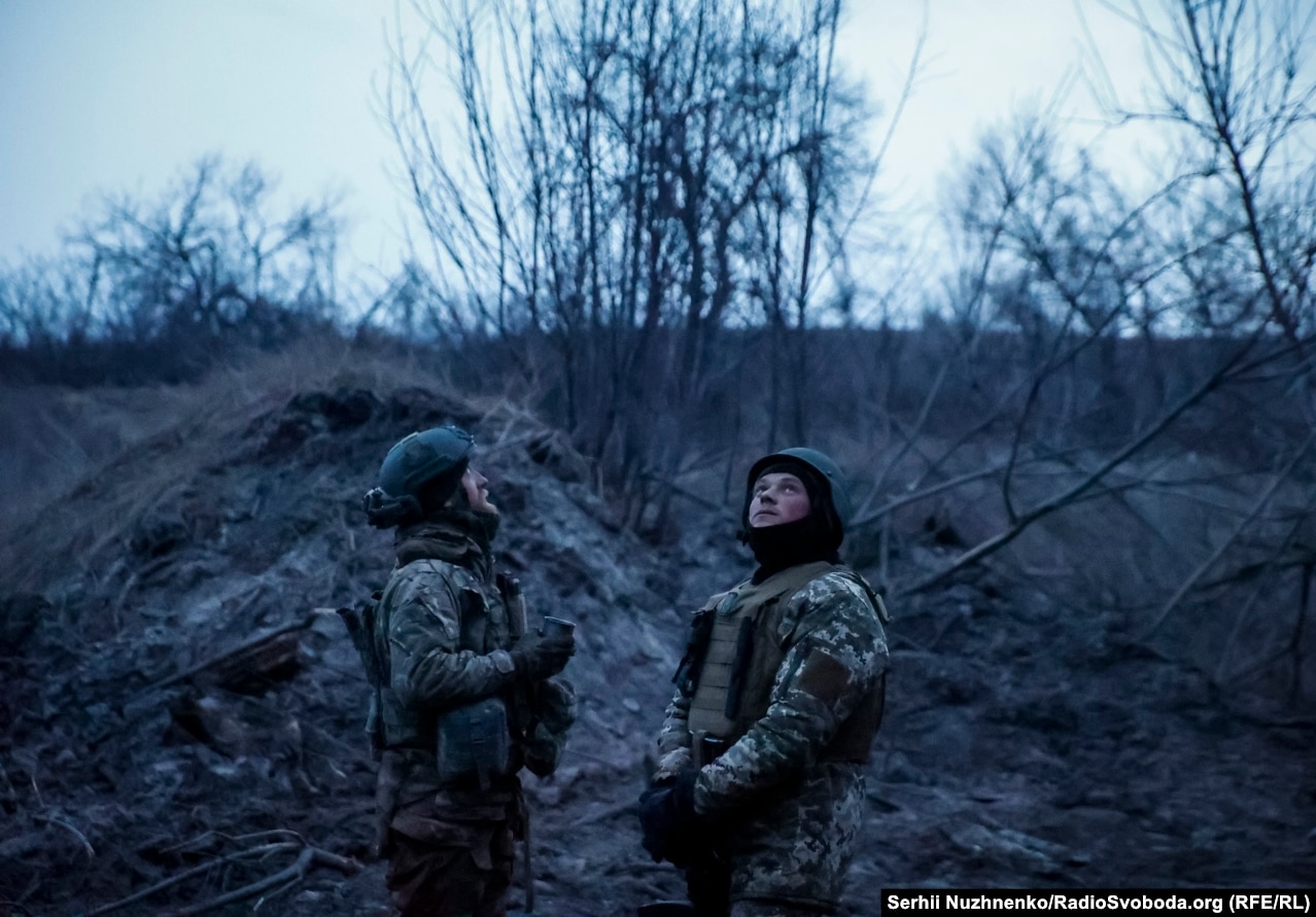 Quân đội Ukraine theo dõi bầu trời để phát hiện máy bay không người lái của đối phương tại một vị trí gần Bakhmut vào ngày 6 tháng 3 năm 2024.