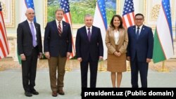 O‘zbekiston prezidenti Sshavkat Mirziyoyev AQSH parlamenti delegatsiyasi a’zolari bilan, Toshkent, 2024-yil 27-marti (president.uz fotosi)