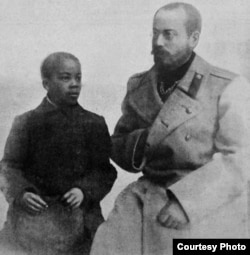 Булатович с эфиопским мальчиком Васей