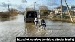 Эвакуация жителей улицы Симферопольской в Евпатории, затопленной в результате шторма 26-27 ноября 2023 года