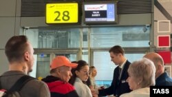 Посадка на рейс Москва – Тбилиси авиакомпании "Азимут", аэропорт Внуково, 19 мая 2023 года