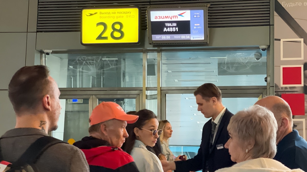 Понад тисячу громадян Таджикистану утримують в аеропортах Москви – МЗС країни - Радіо Свобода