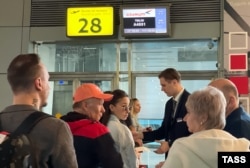 Посадка на рейс авиакомпании "Азимут", который отправится из аэропорта Внуково в Тбилиси. Москва, 19 мая 2023 года
