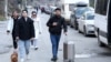 Люди и автомобили у КПП «Верхний Ларс» на российско-грузинской границе. Россия. Республика Северная Осетия – Алания (фото иллюстративное)
