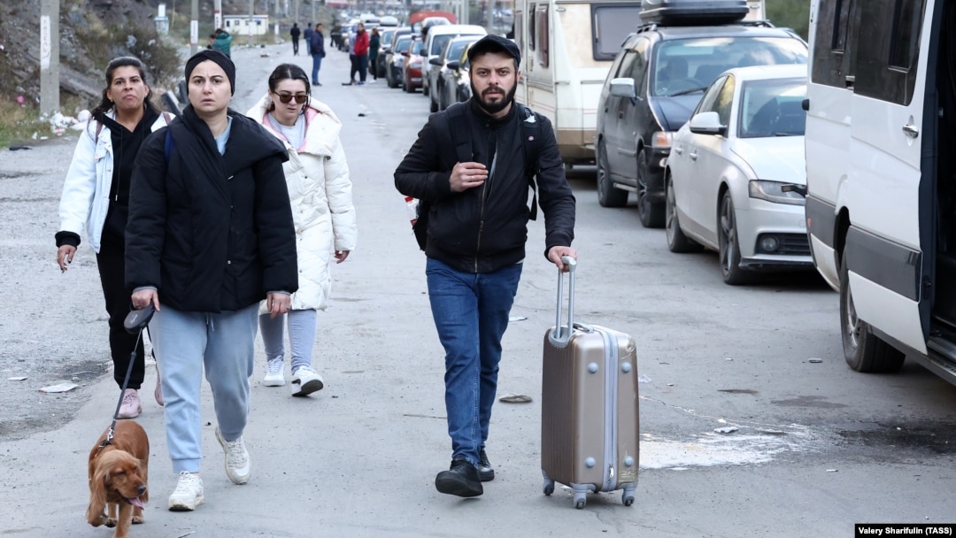 Граждане России на одном из КПП в Грузии после объявления в России мобилизации. Иллюстративное фото 