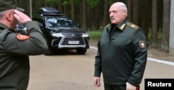 Aleksandr Lukașenko, în vizită la Postul central de comandă al Forțelor Aeriene din Belarus, 15 mai 2023. Fotografie difuzată de Serviciul de presă al președintelui Republicii Belarus.