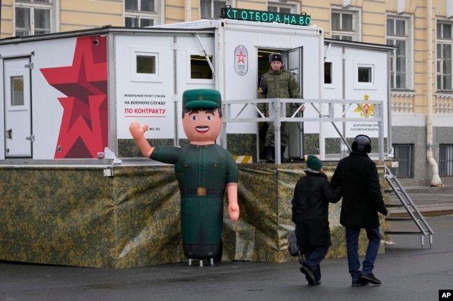 Ministria ruse e Mbrojtjes tha se gjatë këtij viti, rreth 190.000 burra kanë nënshkruar kontrata për të luftuar në Ukrainë.