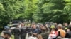 Протестувальники і поліція поблизу готельного комплексу Kvareli Lake Resort, Грузія, 20 травня 2023 року