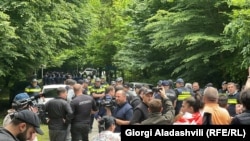 Protestatarii și presa, față în față cu poliția la hotelul de lux din Kvareli unde urma să aibă loc nunta rușilor.