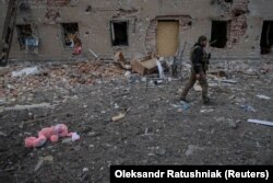 Военнослужащий ВСУ на фоне разрушенного дома в Часовом Яре
