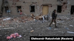 Український військовослужбовець біля зруйнованої будівлі у місті Часів Яр у Донецькій області, Україна, 5 березня 2024 року
