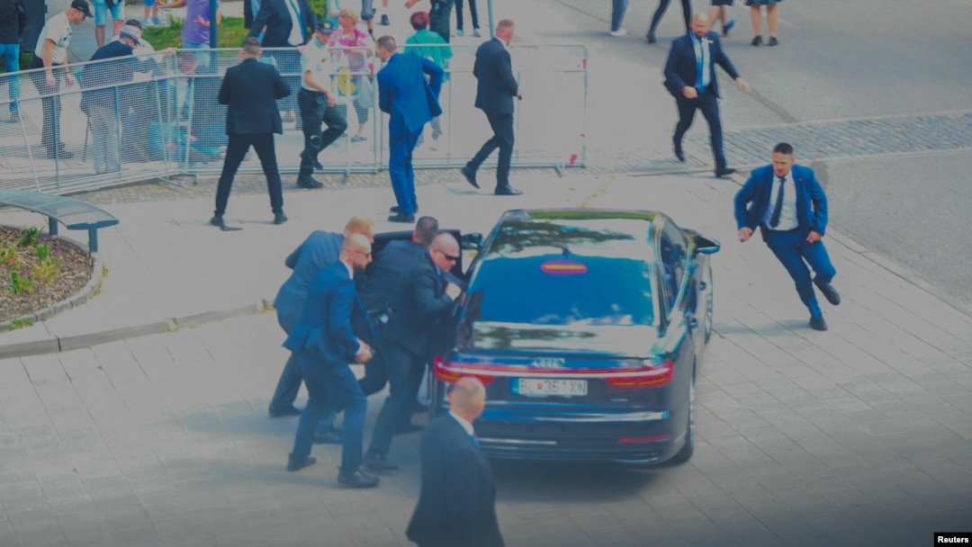 Premierul Slovaciei, Robert Fico, a fost a fost împușcat și rănit grav pe 15 mai într-o tentativă de asasinat, în orașul Handlová, unde a participat la o ședință guvernamentală. Gărzile de corp l-au urcat în mașină și evacuat abia după ce luase mai multe gloanțe.