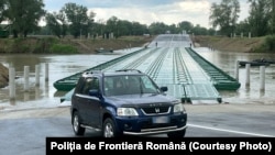  Legătura dintre cele două puncte se realizează prin intermediul podului flotant instalat între localitățile dintre cele două state.