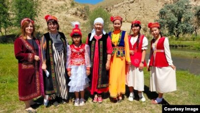 Жігіт порно көріп отырып жалайды.