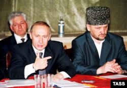 Владимир Путин и Ахмат Кадыров на совещании в Моздоке. 5 июля 2000 года