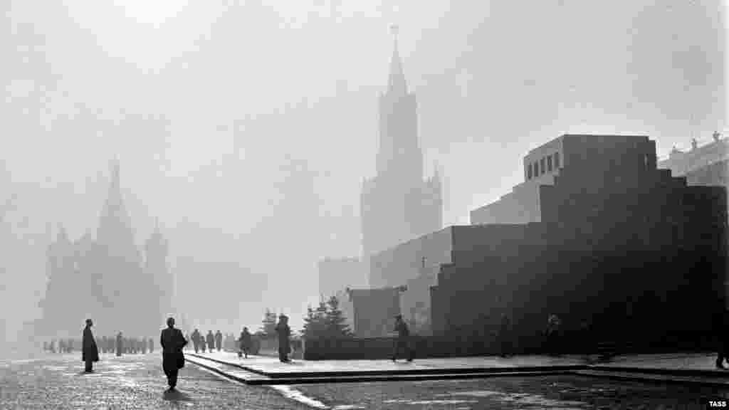 A Lenin-mauzóleum (jobbra) a Vörös téren 1962 októberében. A Kreml tornyai és a Boldog Vazul-székesegyház (Vaszilij Blazsennij-székesegyház) kupolái között Lenin mauzóleuma száz éve Moszkva központi részének egyik nevezetessége, de egykor egészen másképp nézett ki