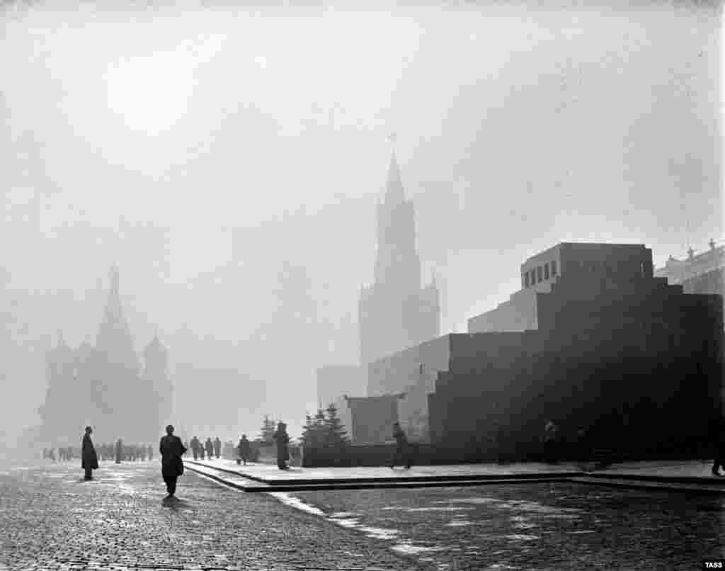 Lenjinov mauzolej (desno) na Crvenom trgu u oktobru 1962. Smješten među tornjevima Kremlja i kupolama hrama Vasilija Blaženog, Lenjinov mauzolej već 100 godina je znamenitost središnje Moskve. Nekoć je ovo mjesto sasvim drugačije izgledalo.