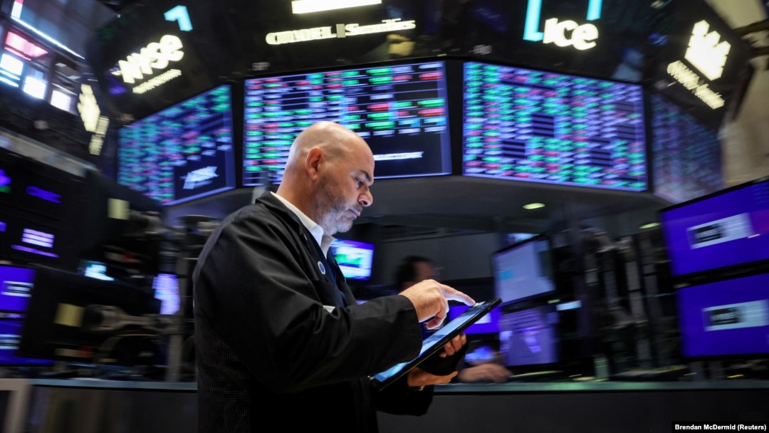 Imagine cu caracter ilustrativ, cu un agent bursier la Bursa din New York (NYSE), în 3 iulie 2024.