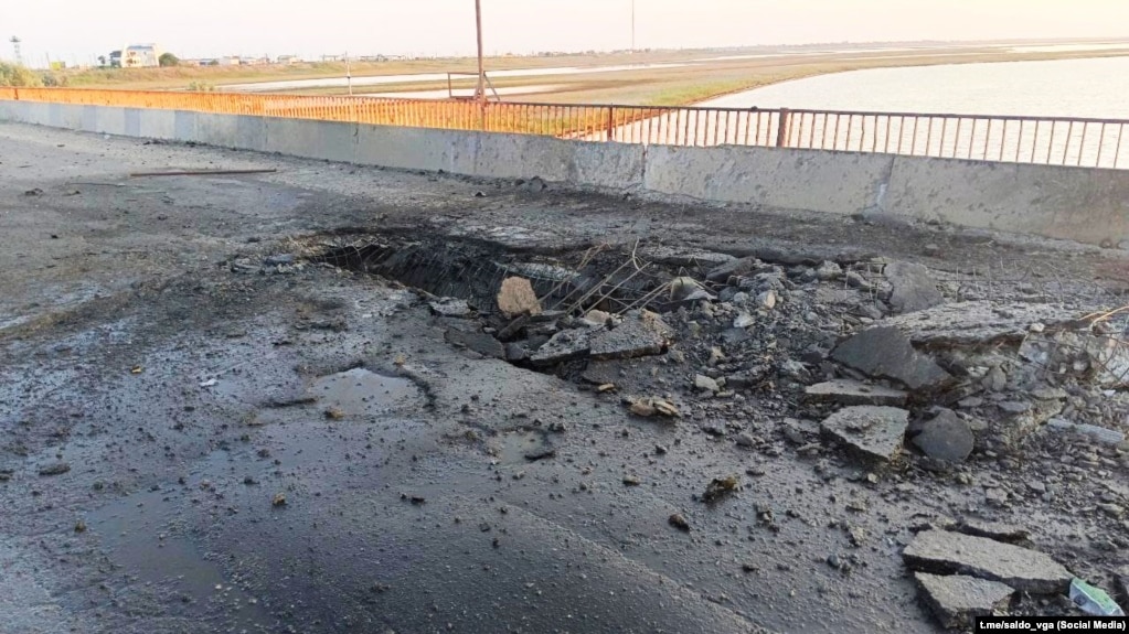 Последствия обстрела Чонгарского моста, соединяющего оккупированные Крым и Херсонскую область 