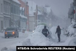 Zavejana ulica Kristijansanda na jugu Norveške, 2. januar 2024.