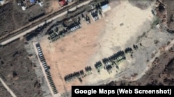 Стоянка военной техники на территории воинской части у села Флотское. Скриншот спутниковой карты Google