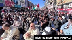 برخی از تحصن کننده گان در شهر چمن پاکستان که خواهان بازگشایی مسیر رفت و آمد به افغانستان هستند 