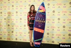  Нина Добрев с премия от Teen Choice Awards за „ Дневниците на вампира “, 16 август 2015 година 