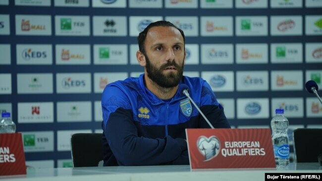 Sulmuesi i ekipit kombëtar të Kosovës, Vedat Muriqi, gjatë një konference për media para ndeshjes kualifikuese për Euro 2024 mes Kosovës dhe Izraelit në Prishtinë, 11 nëntor 2023.