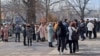 Люди стоят на улице после землетрясения. Алматы, 4 марта 2024 года