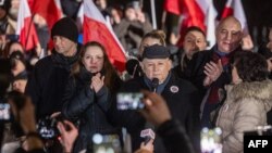 Ярослав Качиньский выступает перед участниками акции в Варшаве 11 января