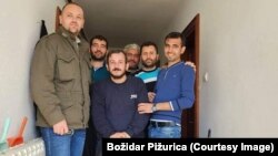 Bozidar Pižurica (lijevo) sa radnicima iz Turske kojima je pomogao u Kolašinu. 
