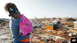 Fotografi ilustruese.Një banore e Misisipit, Wonder Bolden, me mbesën e saj vëzhgon dëmet e shkaktuara nga një tornado. 25 mars 2023.