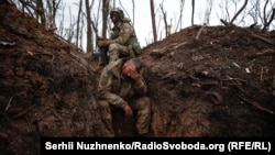 Soldați ucraineni odihnindu-se lângă Bahmut, regiunea Donețk, în mai 2023.
