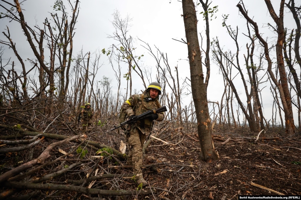 Ushtarët ukrainas pas sulmit të një pozicioni rus pranë Bahmutit, maj 2023.