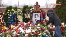 Tömegek róják le kegyeletüket Navalnij sírjánál, ahová csak motozás után léphetnek a gyászolók 